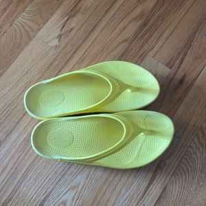 Oofos recovery sandal